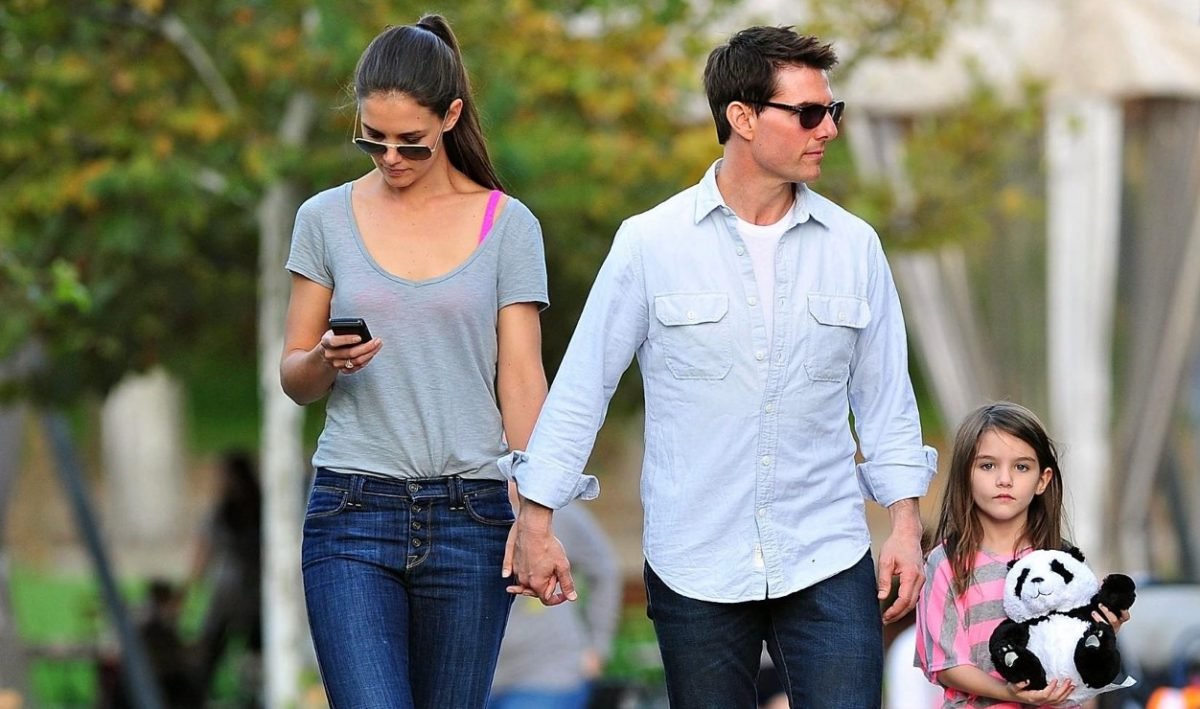 Tom Cruise Height, Jeans, Photograph, Shoulder, White, Sunglasses, Eyewear, Fashion, Sleeve, Vision care, Standing