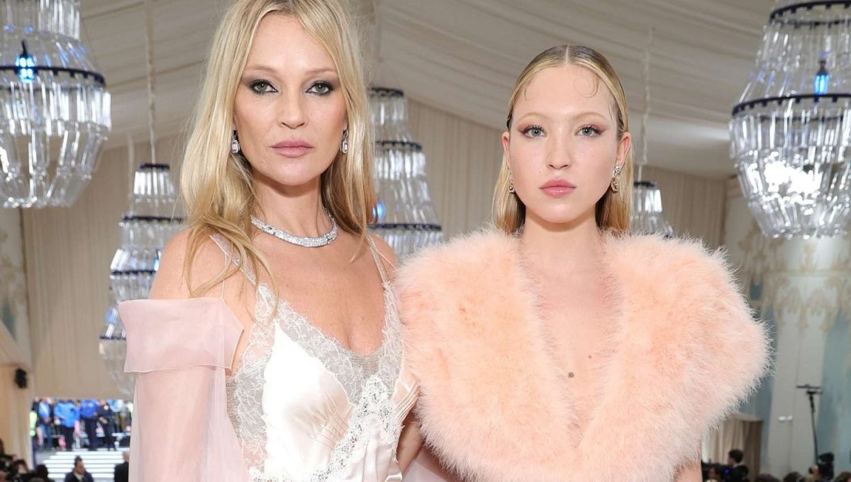 Kate Moss Daughter Met Gala 2023, Skin, Hairstyle, Shoulder, Eyelash, Human, Fashion, Lighting