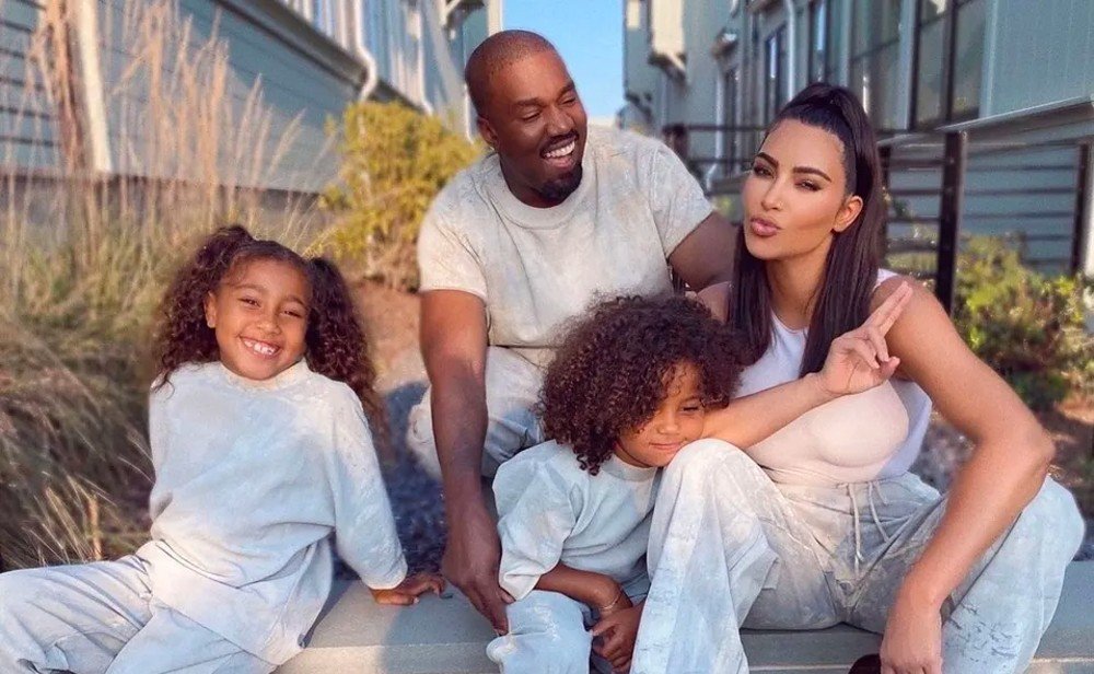 Hijos De Kim Y Kanye, Smile, Plant, Flash photography, Happy, Gesture