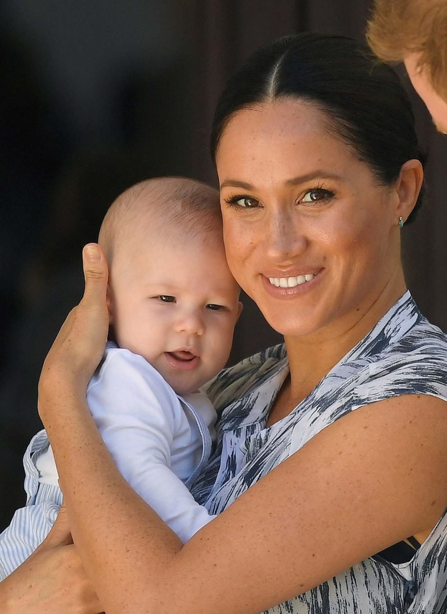 Lili And Archie, Smile, Skin, Chin, Arm, Shoulder, Flash photography, Happy, Iris, Gesture