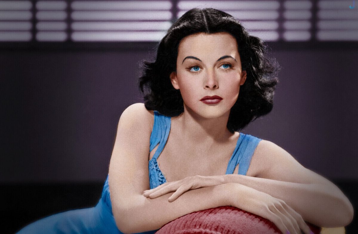 Hedy Lamarr Reddit, Lip, Chin, Eyebrow, Shoulder, Eye, Eyelash, Flash photography, Neck