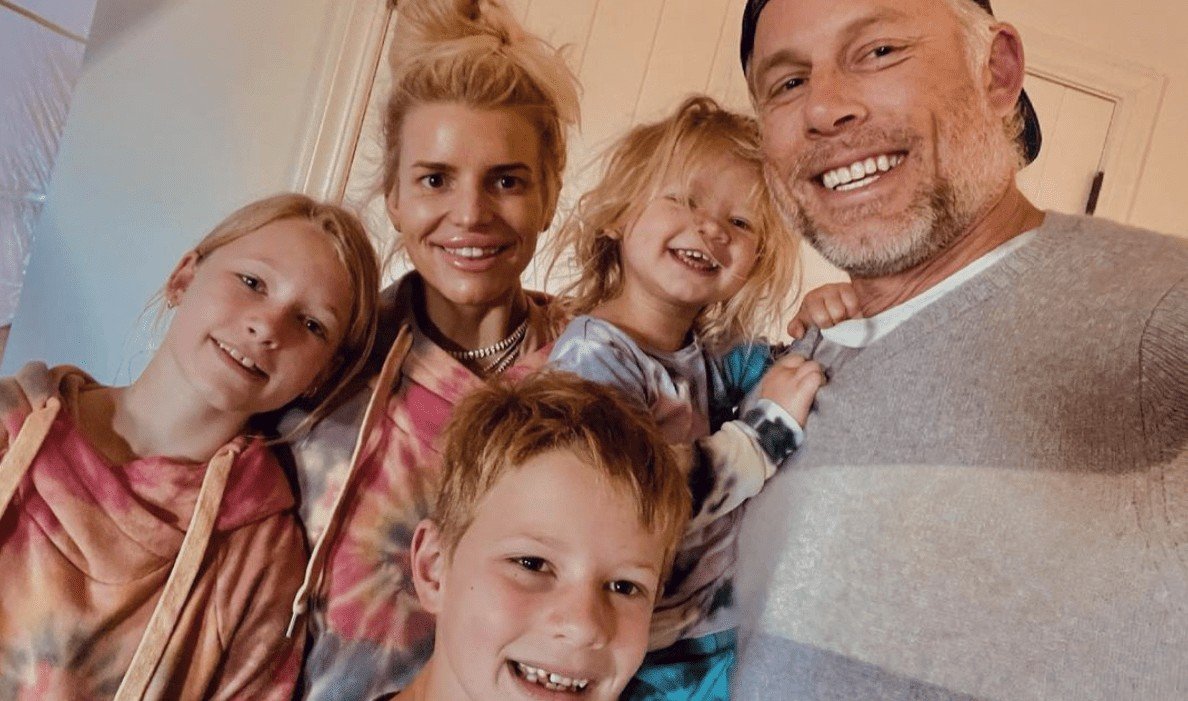 Jessica Simpson And Family, Smile, Hair, Face, Skin, Head, Eye, Facial expression, Organ, Happy, Iris