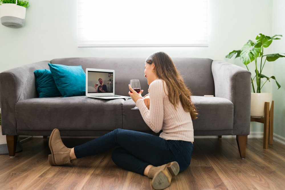 Sitting, Jeans, Couch, Furniture, Laptop, Computer, Personal computer, Comfort, Leg, Green