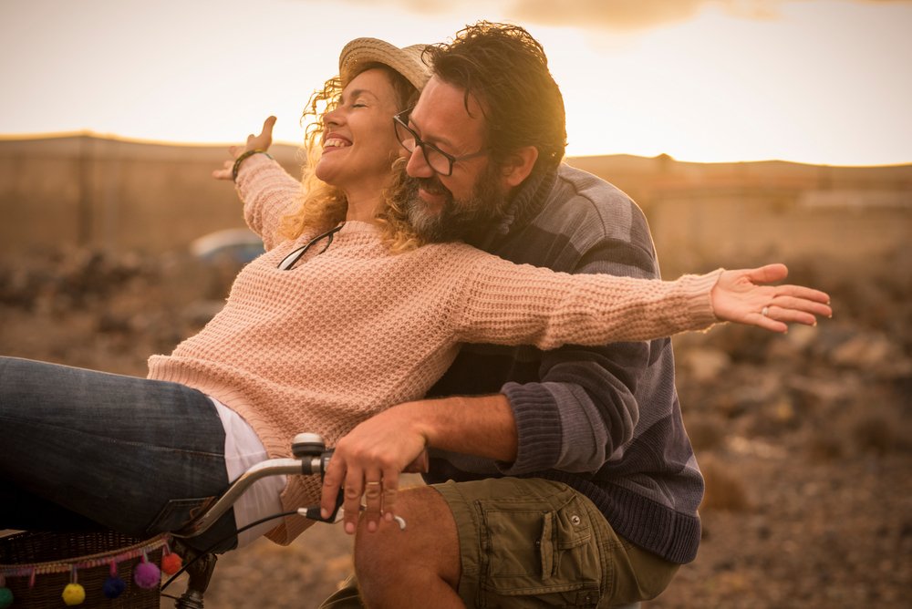 Pareja Sana, Smile, Sky, Hand, Photograph, Light, People in nature, Human, Flash photography, Happy, Sunlight