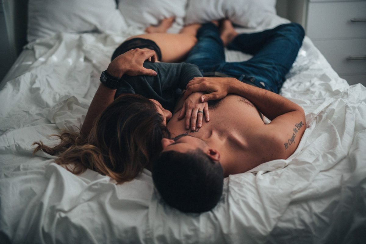 two lovers in bed, Joint, Shoulder, Comfort, Textile, Gesture, Flash photography