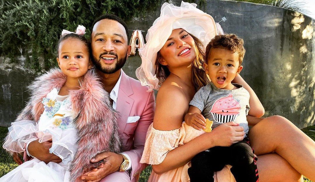 John Legend E Chrissy Teigen, Smile, Skin, Hand, Facial expression, White, Human, Shorts, Happy, Gesture