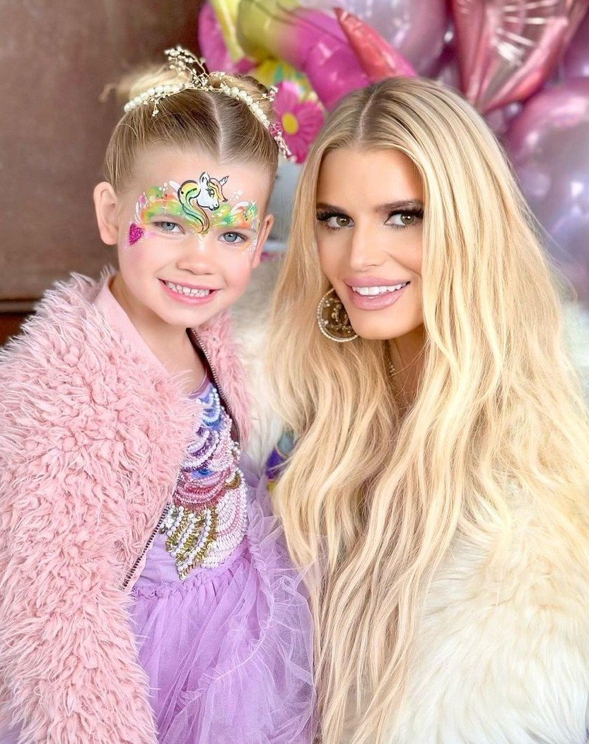 Jessica Simpson's Daughter 4th Birthday Party, Smile, Purple, Eyelash, Fashion, Happy