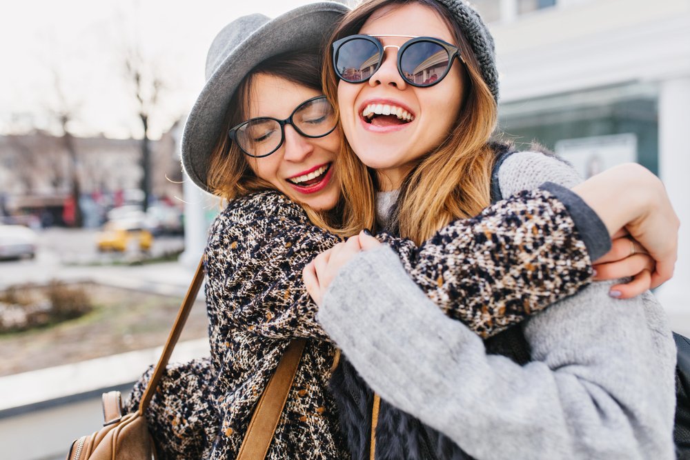 Amigo Incondicional, Face, Glasses, Smile, Lip, Hairstyle, Shoulder, Facial expression, Vision care, Goggles, Fashion