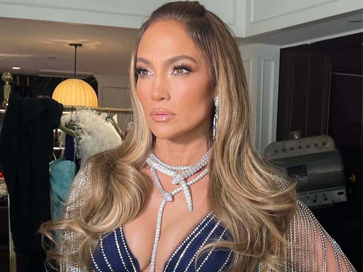 Jennifer Lopez Grammy 2023, Hair, Joint, Head, Lip, Hairstyle, Shoulder, Eyebrow, Eyelash, Neck