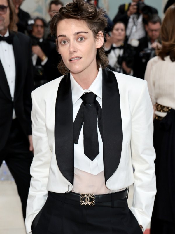 Kristen Stewart Met Gala 2023, Hair, Hairstyle, White, Dress shirt, Black, Fashion, Neck, Sleeve, Eyewear, Gesture