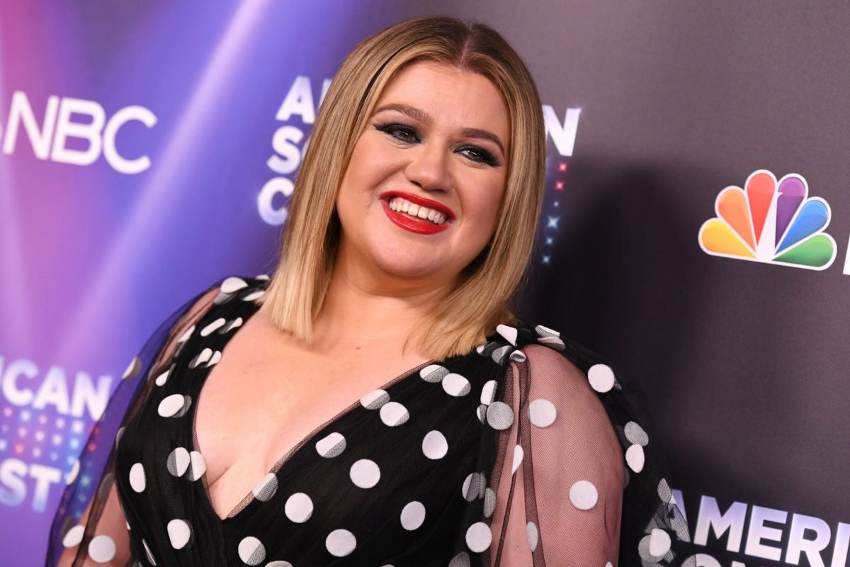 Kelly Clarkson See Through Dress On The Voice, Smile, Facial expression, Fashion, Lipstick, Eyelash, Gesture, Entertainment