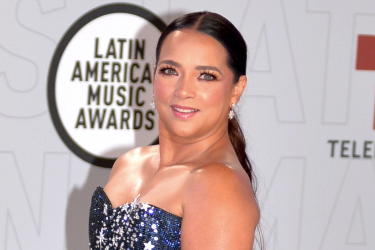 Adamari Lopez 2021 American Music Awards, Smile, Joint, Skin, Lip, Shoulder, Facial expression, Eyelash, Earrings, Lipstick, Neck