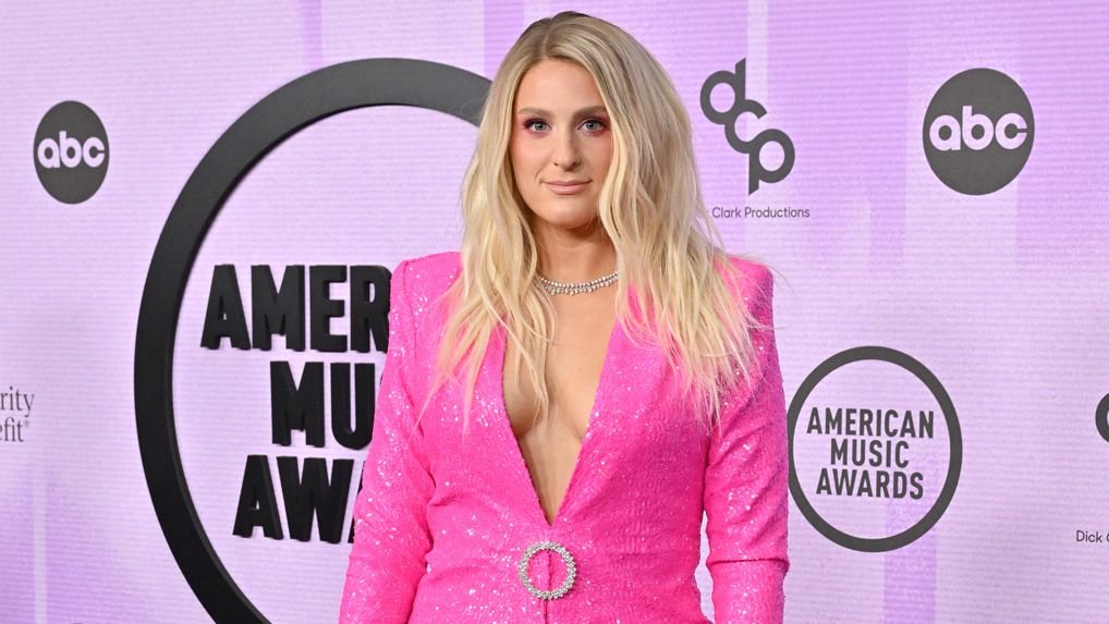 American Music Awards 2022 Meghan Trainor, Hair, Joint, Skin, Hairstyle, Shoulder, Eyelash, Neck, Fashion, Sleeve