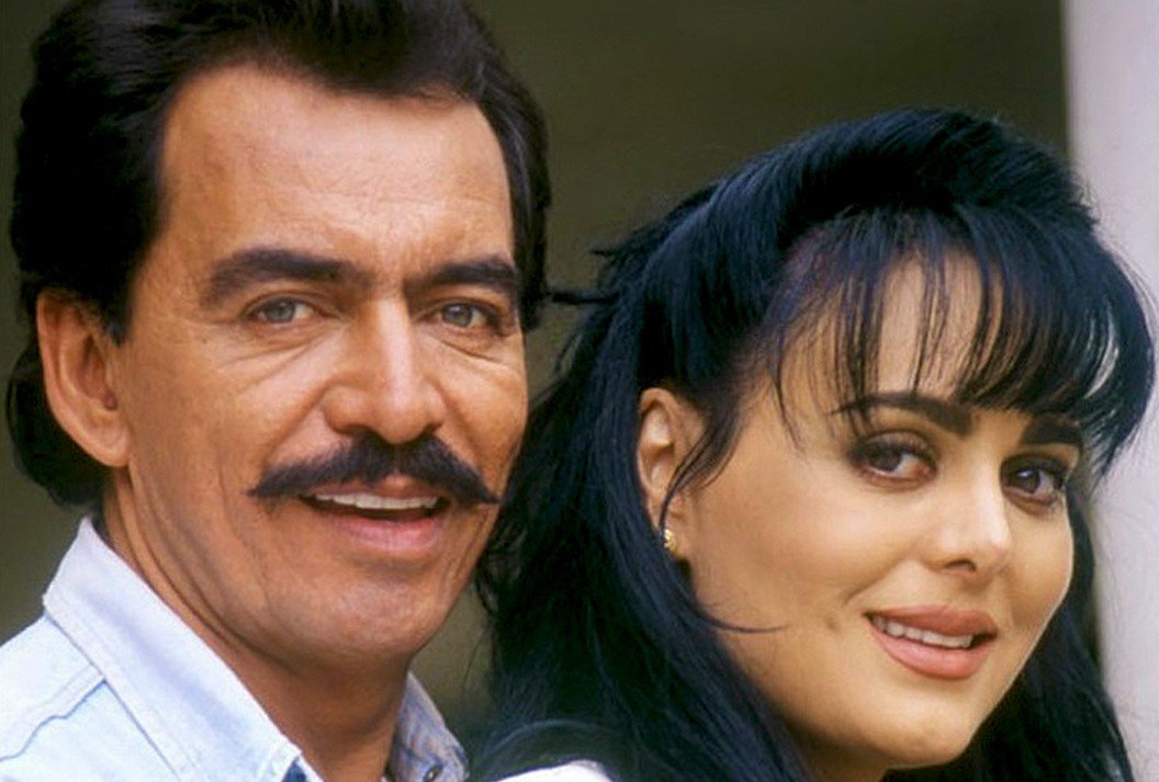 Jovenes Maribel Guardia Y Joan Sebastian, Forehead, Nose, Smile, Cheek, Skin, Lip, Chin, Eyebrow, Facial expression, Eyelash