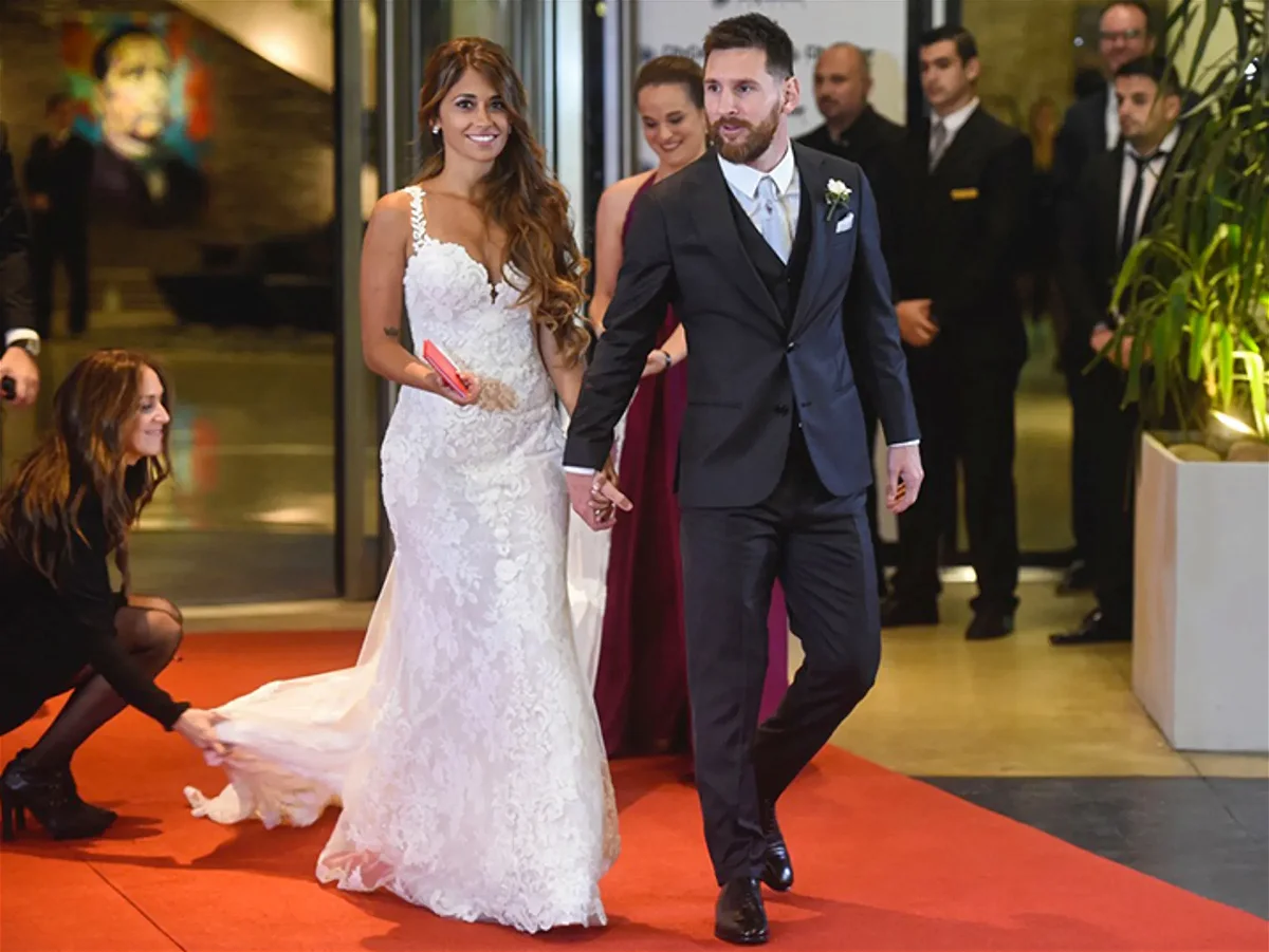 Shakira Piqué Mariage, Clothing, Trousers, Wedding dress, Smile, Bride, Bridal clothing, Dress, Happy, Tie, Gesture