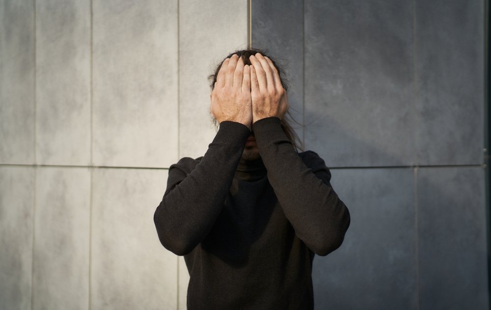 Light, Flash photography, Neck, Sleeve, Gesture